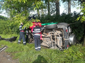 Accident grav lângă Sălard - Femeie scoasă de pompieri dintre fiarele unei mașini