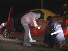 Un taximetrist a fost agresat de trei „clienţi”, răsturnându-se cu maşina - Arestaţi pentru tâlhărie