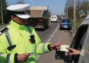 Poliţiştii au depistat mai mulţi şoferi băuţi sau fără permis - Dosare penale în trafic