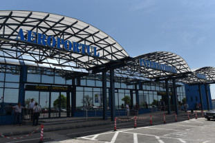 Scandalul de la Aeroportul Oradea. Se cere revocarea CA - Demisia lui Pasztor!
