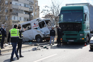 Accident rutier pe pasajul de peste Bulevardul Dacia – O autoutilitară OTL aruncată peste parapet