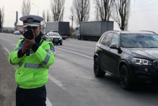 Echipajele de poliţie au ieşit cu radarele pe şoselele din judeţ - La vânătoare de vitezomani