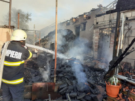 Incendiu violent la o gospodărie din Răbăgani - Pompierii s-au luptat șapte ore cu flăcările