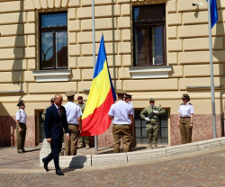 În fața Primăriei Oradea - Ziua Drapelului Național