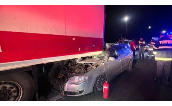 Băut, un tânăr de 24 de ani a intrat într-un camion - Accident pe DN1