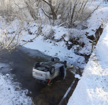 Un autoturism cu patru persoane a plonjat într-un râu