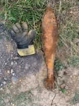 ​Muniţia a fost găsită în Cordău, de muncitorii care lucrau la canalizare - O bombă funcțională, descoperită pe stradă
