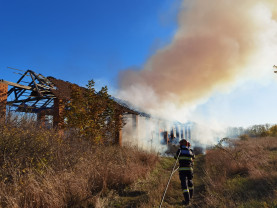 Misiune a pompierilor de aproximativ șase ore în comuna Borș - Incendiu puternic provocat de o ţigară