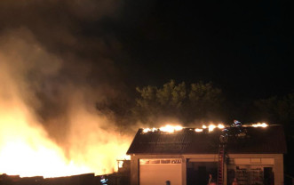 ​Incendiu la o casă și un service auto din Borș