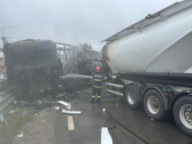 Două autovehicule de mare tonaj au fost implicate în coliziune - Accident urmat de incendiu, în Ceica