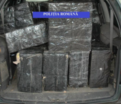 Peste 13.000 de pachete de ţigări de contrabandă găsite în maşina unui arădean - Reţinut de poliţişti