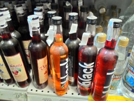 Un caz flagrant de marcare necorespunzătoare a produselor accizabile: Zeci de sticle de băuturi alcoolice cu timbrele desprinse
