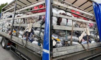 Trei automarfare pline cu haine uzate şi sticlă, oprite de poliţiştii de frontieră - Peste 70 tone de deșeuri