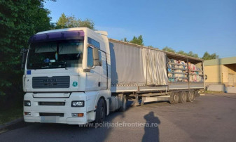 Un şofer polonez a încercat să intre în ţară cu un camion plin cu îmbrăcăminte şi încălţăminte uzate - Peste 15  tone de deșeuri depistate  în Borș