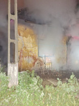 În ambele cazuri focul a izbucnit, cel mai probabil, din cauza unor ţigări - Două incendii la clădiri dezafectate