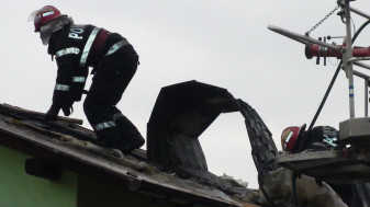 Acoperişul unei case a fost cuprins de flăcări - Incendiu pe strada Lucian Blaga din Oradea
