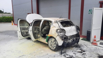 Flăcările riscau să se extindă la un depozit aflat în apropiere - Incendiu la un autoturism pe strada Uzinelor