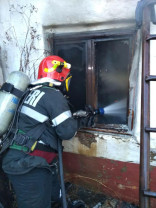 Flăcările au cuprins bucătăria unei case din Oradea - Incendiu de la o lumânare