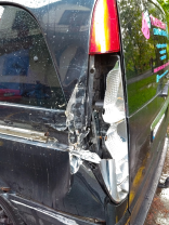 După ce a avariat două mașini, un șofer din Alba a fugit de la locul accidentului   - „Prinde orbul, scoate-i ochii...”
