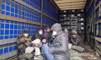 Borş. Zece cetățeni afgani, sirieni și libanezi, depistaţi într-un camion - Migranți ascunși în automarfare