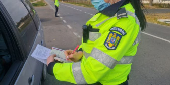 Poliţiştii au aplicat sute de amenti şi au reţinut mai multe permise - Zeci de acţiuni şi filtre în trafic