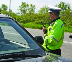 Polițiștii au reținut permise și certificate de înmatriculare - Amenzi pe șosele