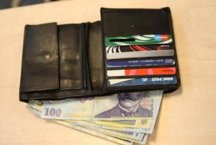 Hoț prins de polițiștii din Vadu Crișului - A furat portmoneul din portiera unui Taxi