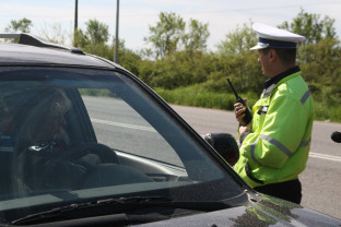 Poliţiştii au verificat mijloacele de transport persoane - Controale în trafic