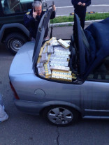 Cele aproape 1.500 de pachete şi maşina, reţinute - Ţigări ascunse în decapotabilă