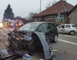 Trei persoane au ajuns la spital după o coliziune în Tinăud - Accident grav pe DN1