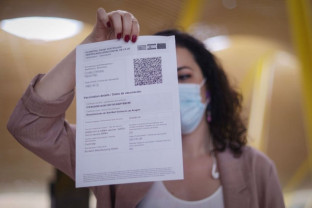 ​Peste 2.000 de certificate false, percheziţii în Bihor şi Satu Mare - Vaccinare la chiuvetă