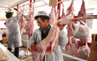ANSVSA: Vânzarea mieilor vii în piețe și oboare - Reguli pentru crescătorii de animale