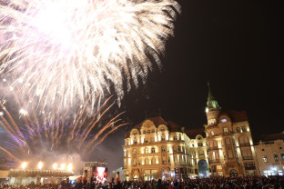 ​Orădenii au sărbătorit trecerea dintre ani cu focuri de artificii - Revelion în Piaţa Unirii