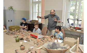 Pentru copii, la Muzeul Țării Crișurilor - Inițiere în tainele restaurării