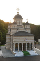 De Sfânta Maria Mare, toate drumurile duc la Izbuc - Hram la Mănăstirea Izbuc