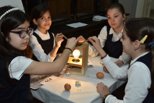 Studenţi din străinătate, curioşi de arta încondeierii - Sute de copii şi tineri la atelierele pascale