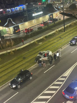 În cartierul Nufărul, un tânăr de 18 ani a intrat cu mașina într-un șofer băut