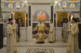 10 ani de la sfințirea pietrei de temelie a bisericii noi - Sărbătoare la Mănăstirea Izbuc
