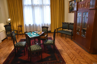 În vederea reamenajării expoziției de mobilier din sufragerie - Casa Darvas – La Roche va fi închisă până în 8 iunie
