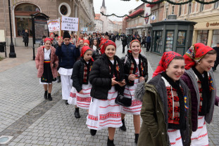 S-a colorat Oradea la parada costumelor populare  -  „Noi umblăm a colinda”