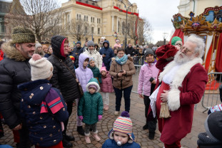 Zâmbitor și cu tolba plină - Moș Crăciun le-a înseninat ziua copiilor