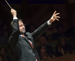 Dirijorul turc Alpaslan Ertüngealp, la Filarmonică - Enigma britanică