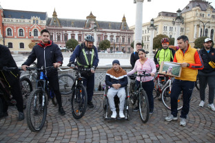 Bicicliştii din Oradea, în sprijinul unui tânăr imobilizat în scaun cu rotile - Au pedalat pentru Cristian