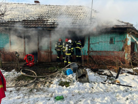Incendiu violent în Galoșpetreu - Un bărbat a murit ars în interiorul casei