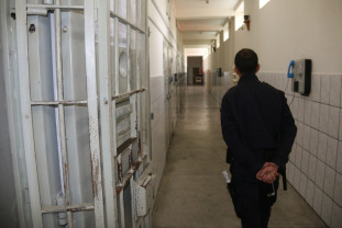 Suspectul a intrat în casă peste un bărbat, iar pe un altul l-a atacat pe stradă - Un tânăr de 20 de ani, arestat pentru tâlhărie