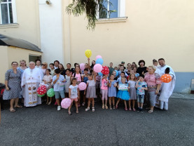 Școală de vară la Parohia Ortodoxă Velența - Copiii și tinerii, în tinda bisericii