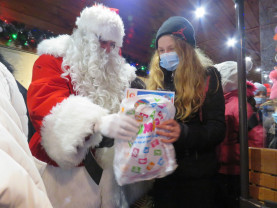 Bucurie pentru copiii din Centrul de Zi Oradea - Călătorie cu tramvaiul lui Moș Crăciun