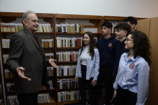 Elevii de la Gojdu au aflat despre importanța bibliotecii din interiorul Bibliotecii - În vizită la Fondul de carte „Ion Simuț”