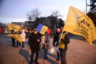 Protest al AUR Bihor - Lumânări aprinse la sediul PSD