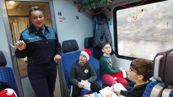 În trenul lui Moș Crăciun - Întâlnire cu polițiștii